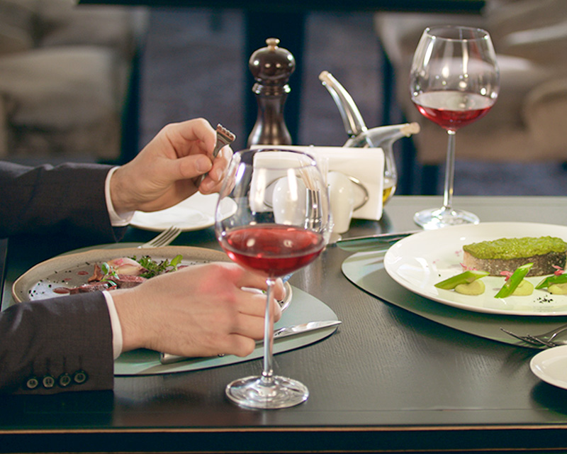 _外食イメージ 歯ブラシだけでは足りない？ホテルに歯間ブラシを置くメリットと選び方