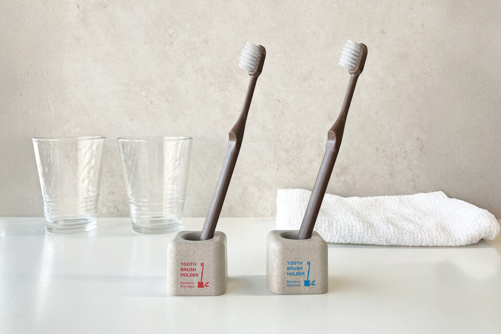_サムネイル-1024x683 旅館・ホテル向け歯ブラシスタンド｜取り間違い防止と環境配慮を両立するバイオマス製品
