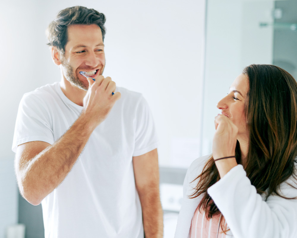 _歯磨きする2人 旅館・ホテル向け歯ブラシスタンド｜取り間違い防止と環境配慮を両立するバイオマス製品