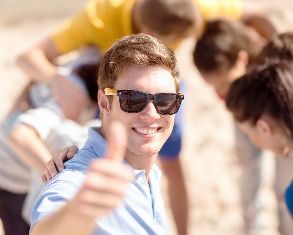 _グループの中で喜ぶ男性 【夏前の導入が差をつける】ホテル・温浴施設・販促企業様向け｜冷感アメニティで“先手の暑さ対策”