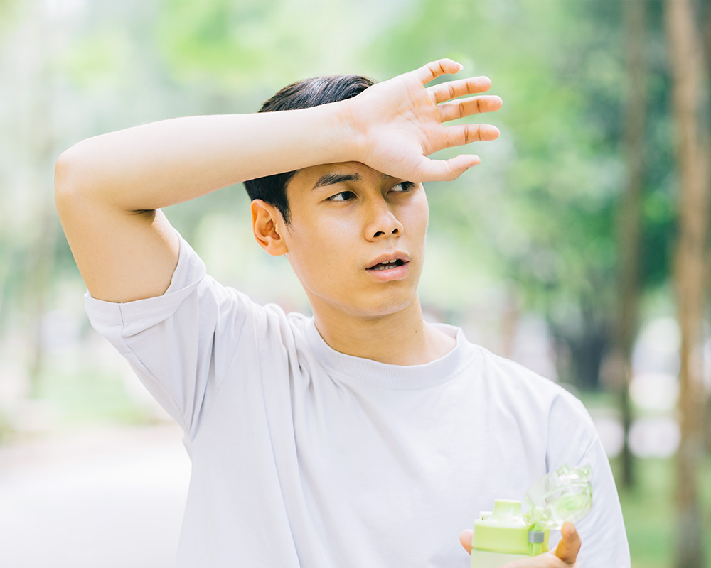 _暑がる男性 【夏前の導入が差をつける】ホテル・温浴施設・販促企業様向け｜冷感アメニティで“先手の暑さ対策”