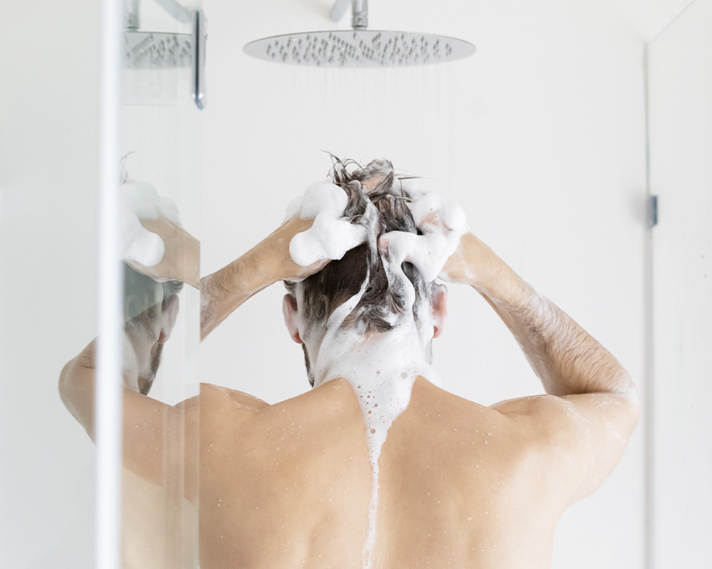 _頭を洗う男性 【夏前の導入が差をつける】ホテル・温浴施設・販促企業様向け｜冷感アメニティで“先手の暑さ対策”