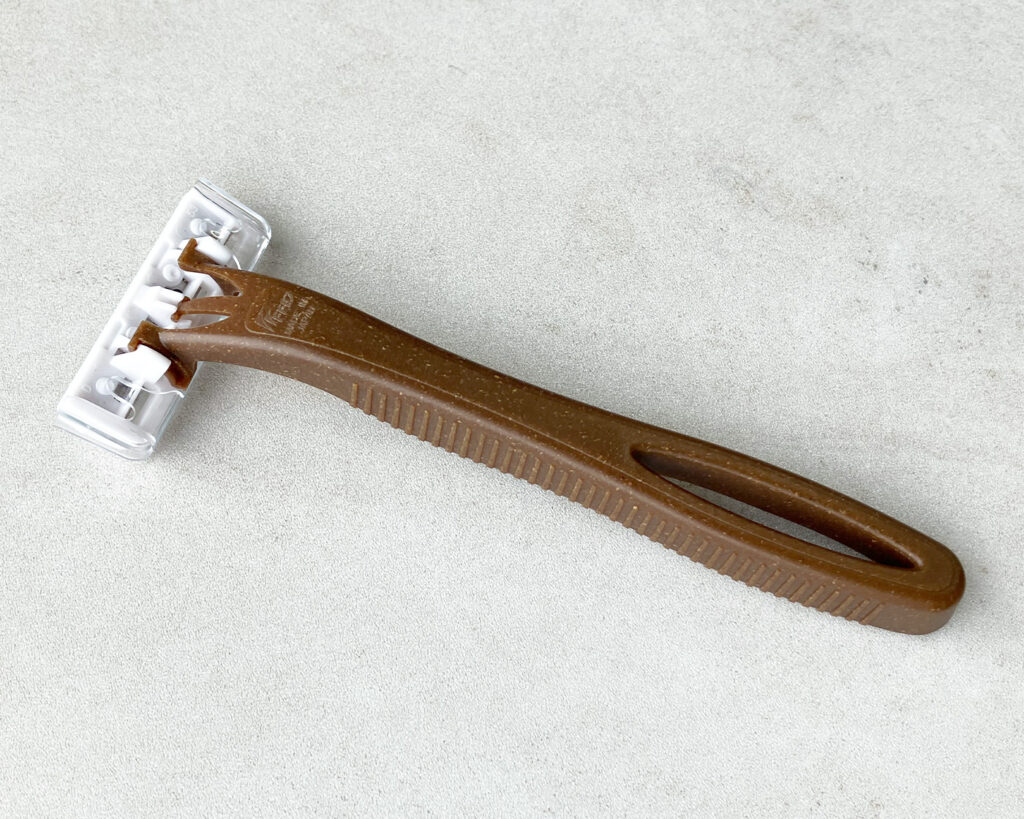 新型カミソリ_FBMC-003-1024x819 ホテルアメニティのカミソリも、素材から選ぶ。環境への配慮を考えた新型3枚刃カミソリ